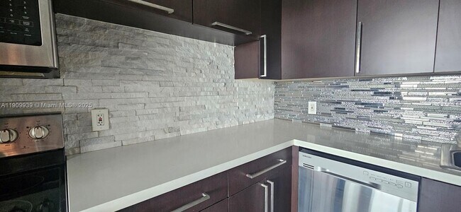 Foto del edificio - 2025 NE 164th St