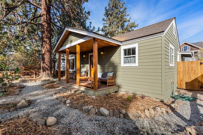 Foto del edificio - Beautiful Pine-lined River West Neighborho...