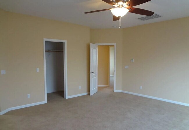 Foto del edificio - Now Available!!