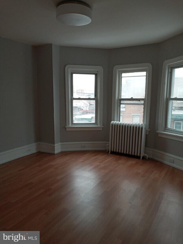 Primary Photo - 1128 Everett St