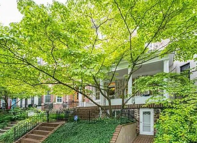 Foto del edificio - 2624 Woodley Place Northwest
