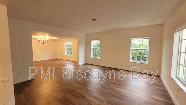 Building Photo - 4850 University Dr