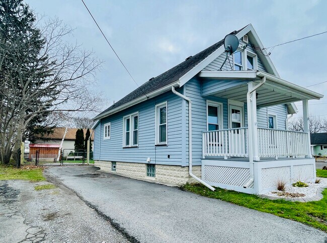 Building Photo - 13 Cedar St