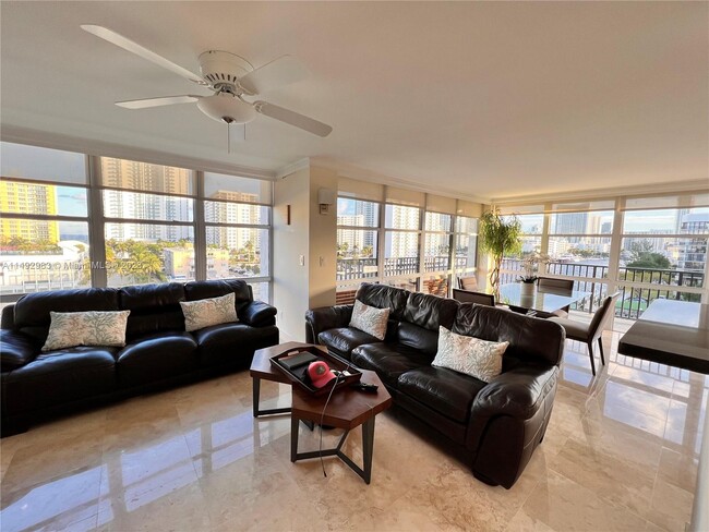 Foto del edificio - 1000 Parkview Dr