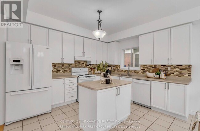 Photo du bâtiment - 1649 Sherbrook Dr