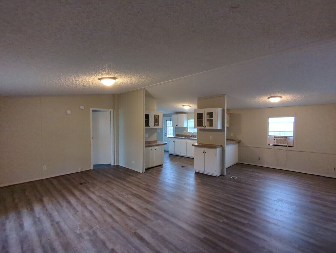 Building Photo - Large 3 Bedroom in Rossville