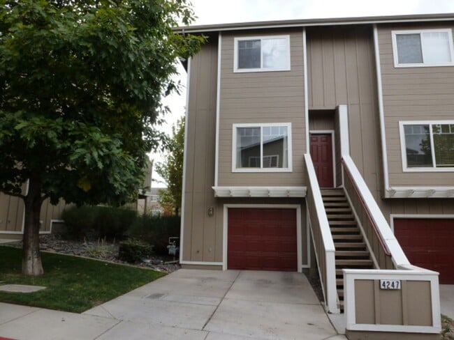 Building Photo - Two Bedroom, Two and a Half Bath Townhome ...