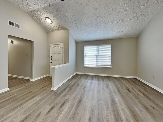 Building Photo - 15803 Pfeiffer Dr