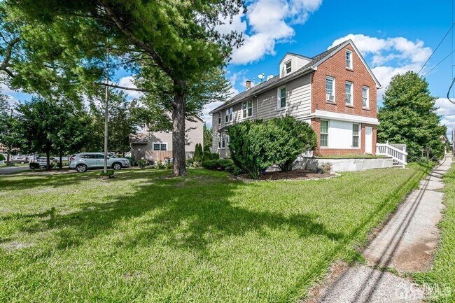 Building Photo - 2757 Woodbridge Ave