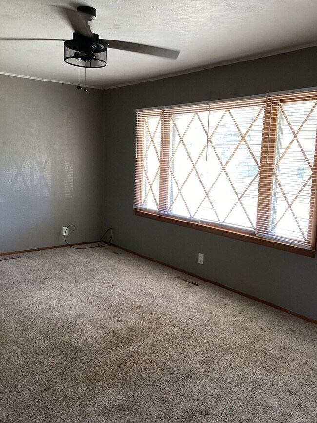 Foto del edificio - CUTE 4 BEDROOM / 1.5 BATHROOM HOUSE IN LAMAR MO!! WITH CAR GARAGE!