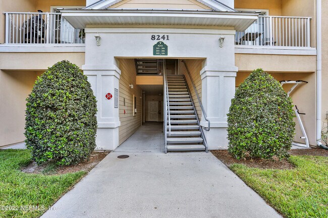 Foto del edificio - 8241 Pelican Landing Rd