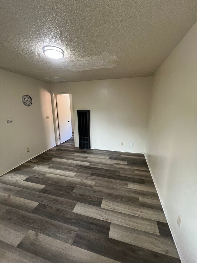 Foto del edificio - Oroville one bed one bath duplex for rent.