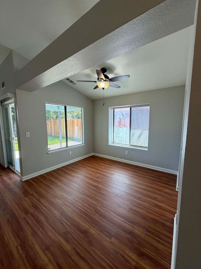 Building Photo - Beautifully Updated 3 Bedroom Home