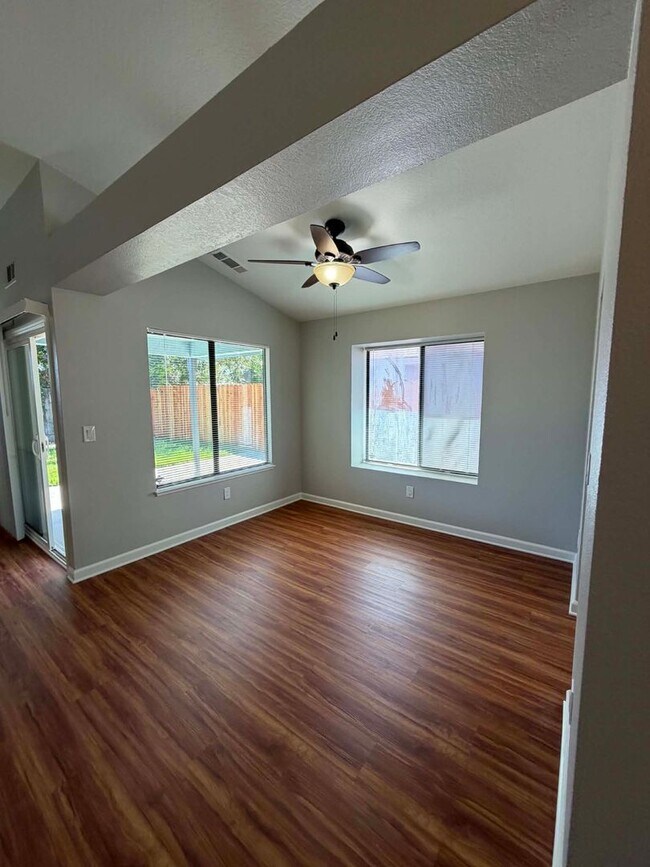 Foto del edificio - Beautifully Updated 3 Bedroom Home