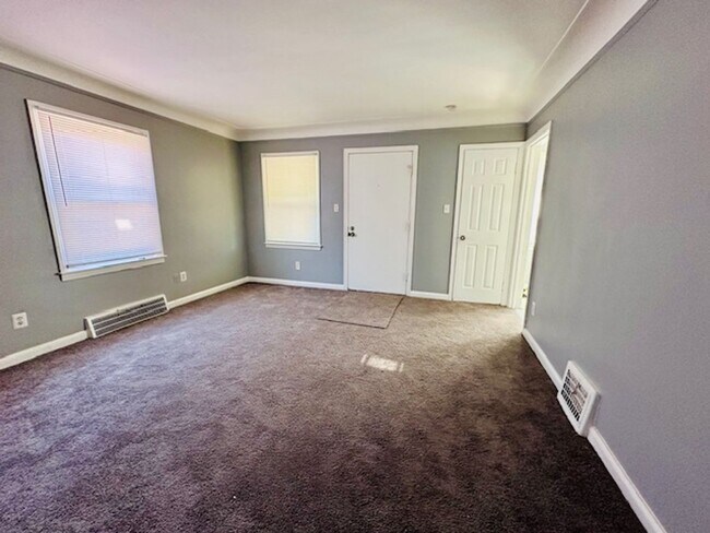 Building Photo - 3 Bedroom 1 Bath Welcome Section 8