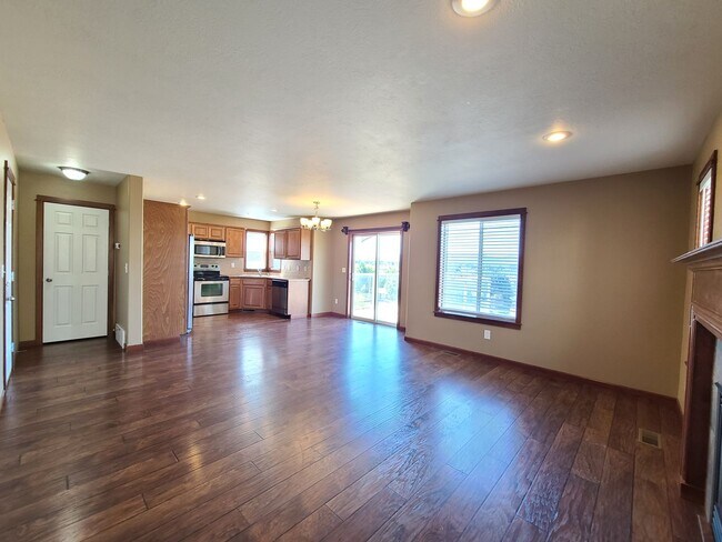 Building Photo - $2,300 -  3 Bed / 2.5 Bath Beautiful Spoka...