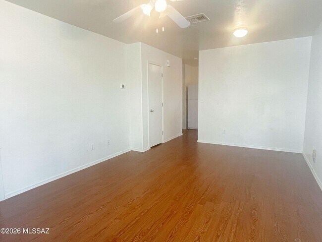 Building Photo - 410 E Linden St