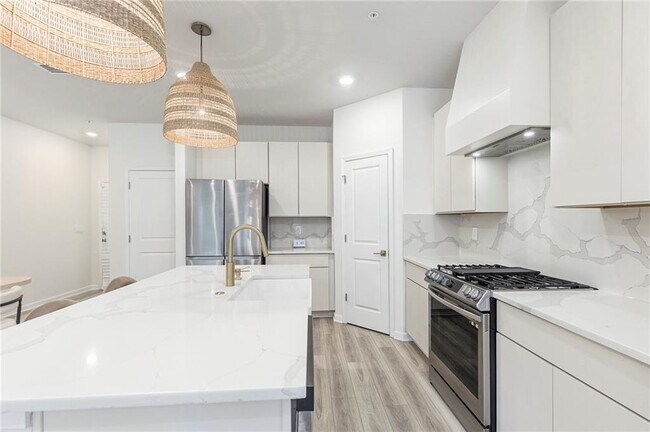Building Photo - 1704 Hyssop Blvd SE