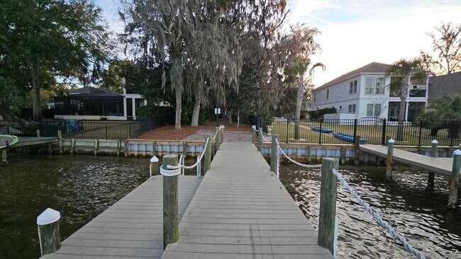 Foto del edificio - 76 Beacon Point Dr