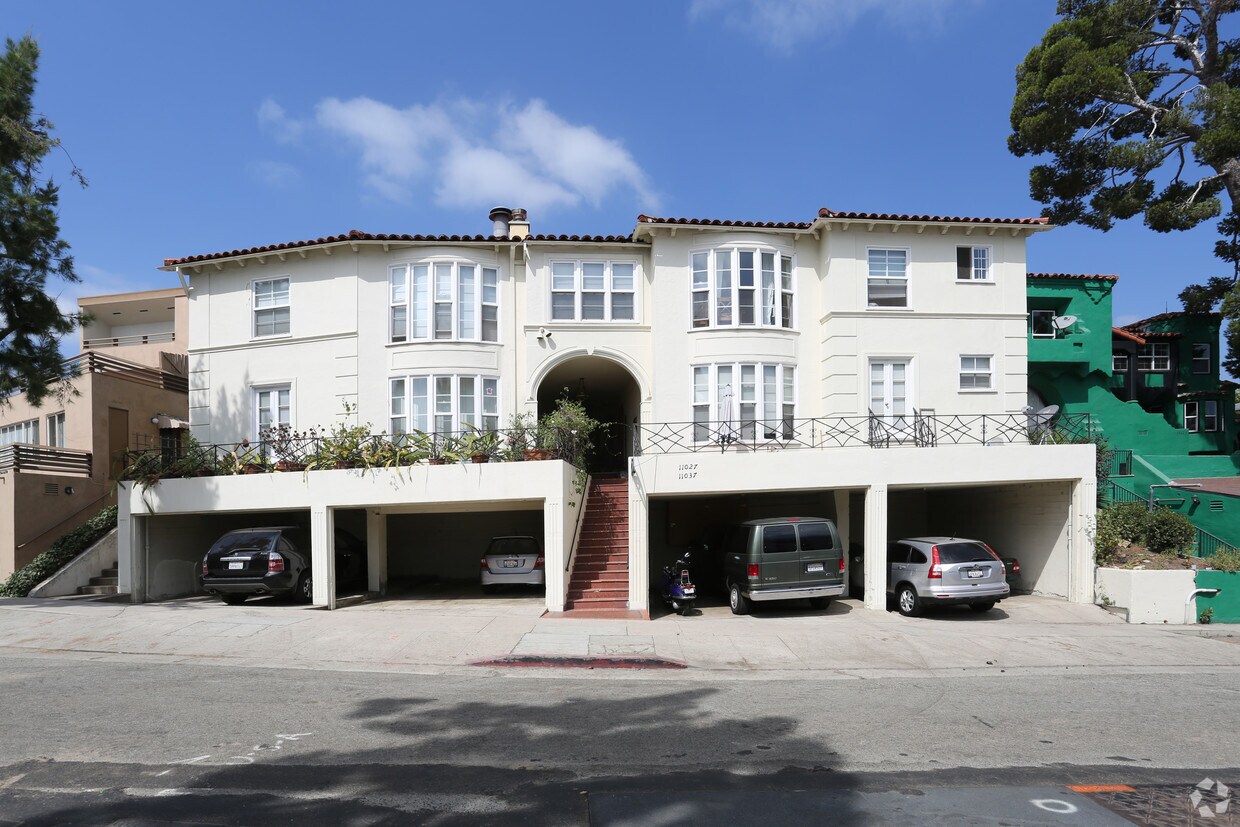 Building Photo - 11027-11037 Strathmore Dr