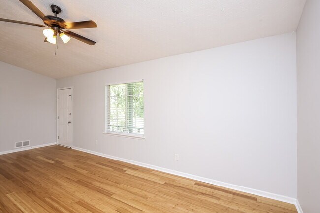 Building Photo - 1890 Lamplighter Way