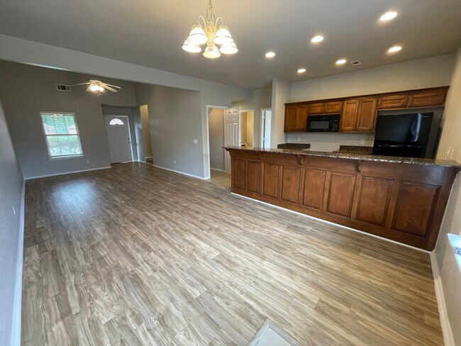 Building Photo - 3201 SW Amberwood Ave