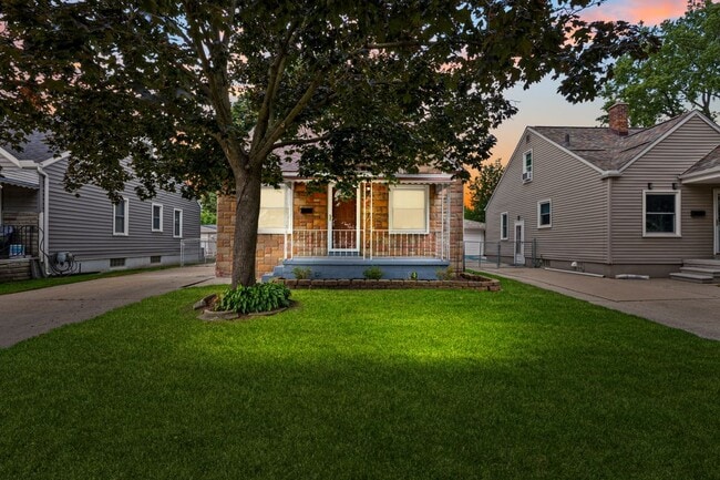Building Photo - 825 N Edison Ave