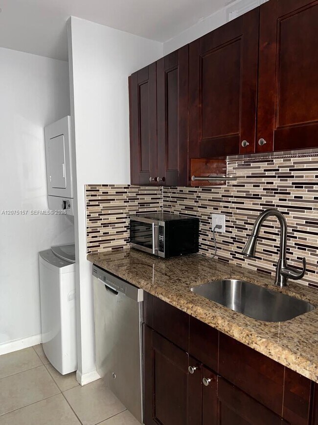 Foto del edificio - 10112 Twin Lakes Dr