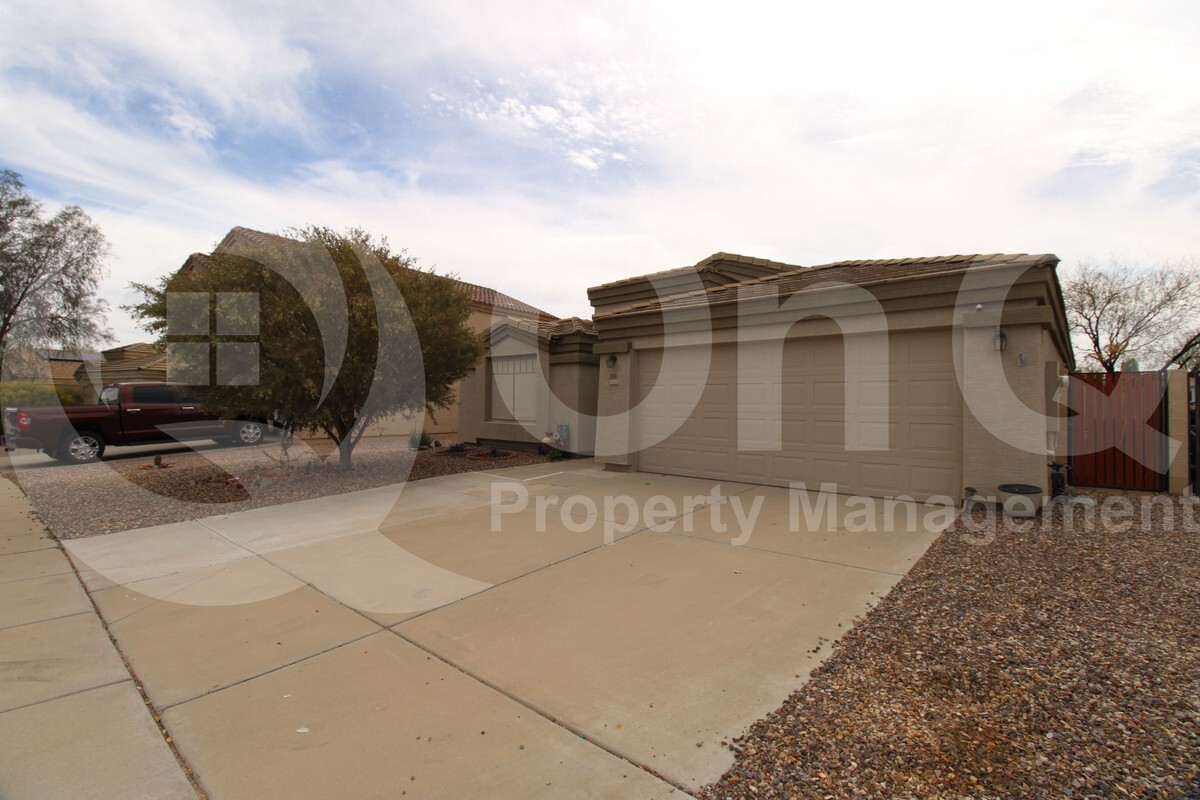 Primary Photo - 577 W Lucky Penny Pl