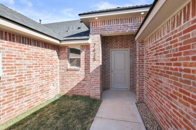 Building Photo - 7625 Woodford Ave