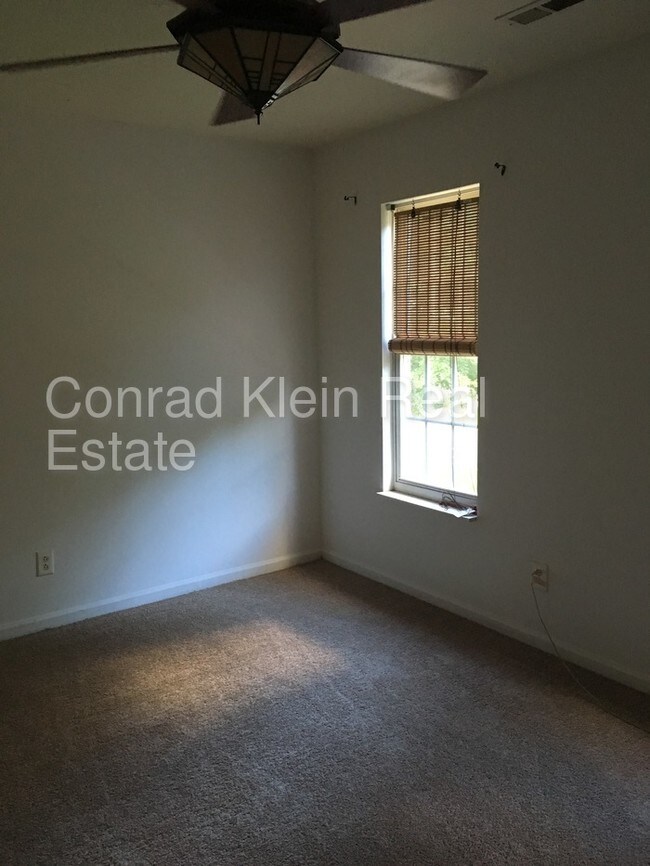Building Photo - 3801 Glen Lyon Dr