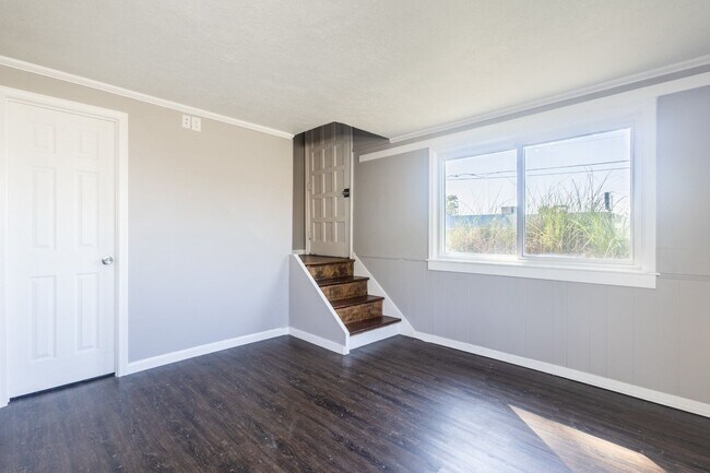 Foto del edificio - Renovated 2 Bed / 1 Bath Duplex