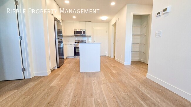 Photo du bâtiment - Modern 2 Beds, 2 Baths Apartment/Condo | 2...