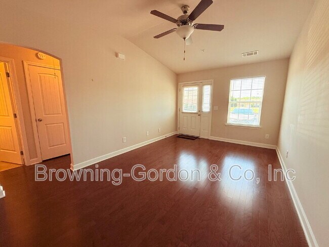 Foto del edificio - 1040 Charlie Daniels Pkwy