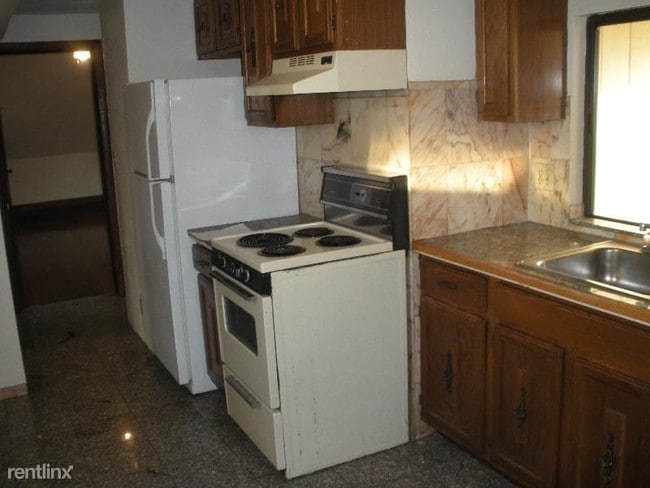Building Photo - 1 br, 1 bath  - 198 School St