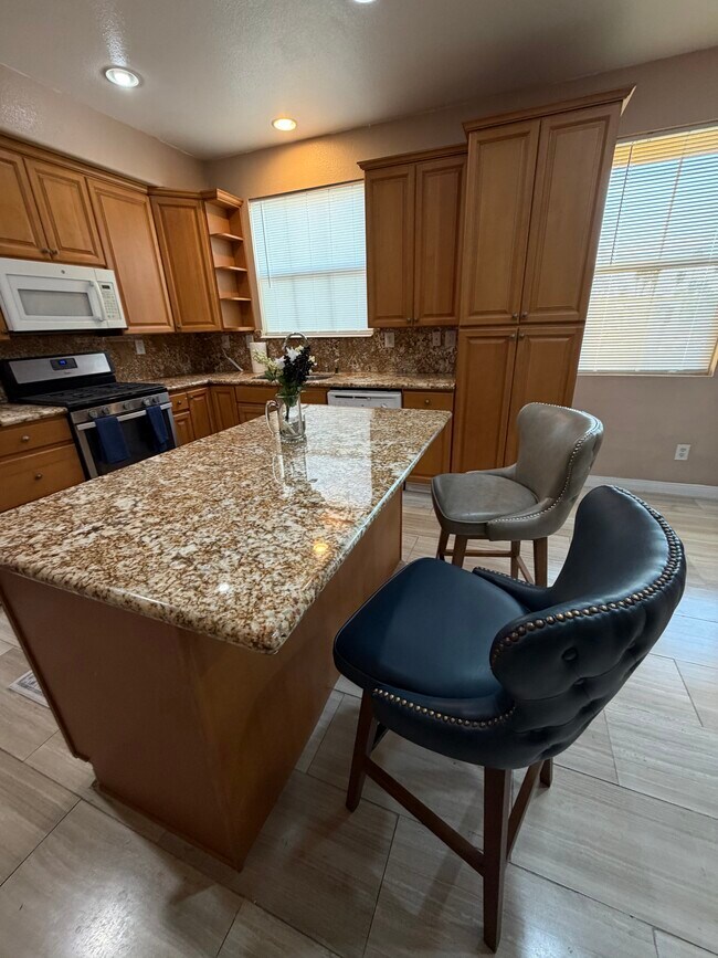 Foto del edificio - 1860 E 12th St