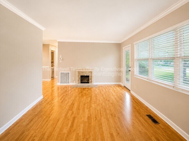 Foto del edificio - 11104 Hughlan Dr