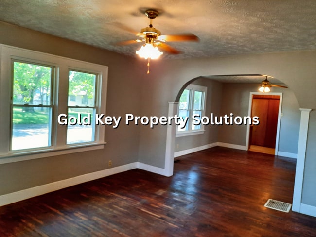 Building Photo - Freshly Painted 2 BR 1 BA House with Dinin...