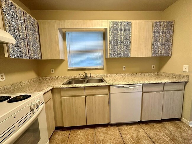 Building Photo - 2427 NW 4th Terrace