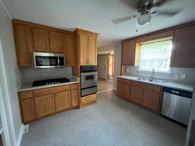 Building Photo - 5 Bedrooms, 3 Bathrooms - Home in North Rome!