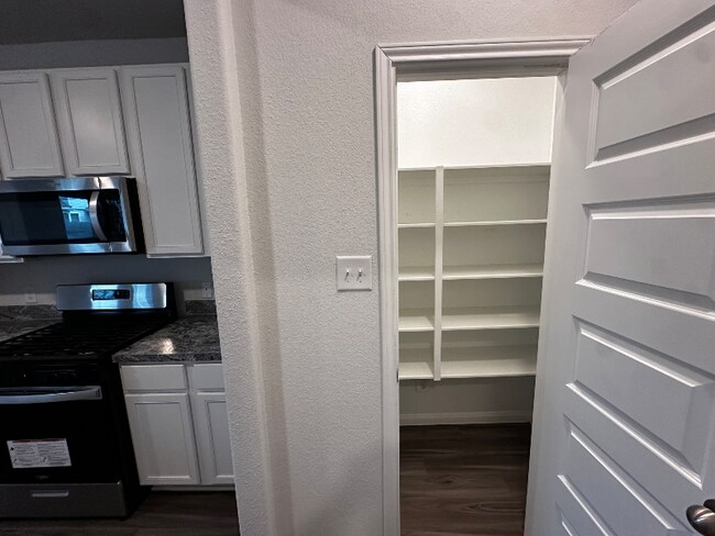 Foto del edificio - 22114 Regal Heights Dr