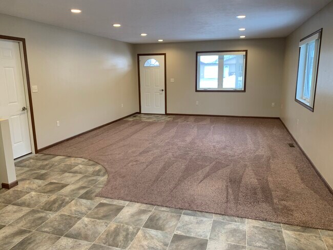 Building Photo - 427 E 3rd St