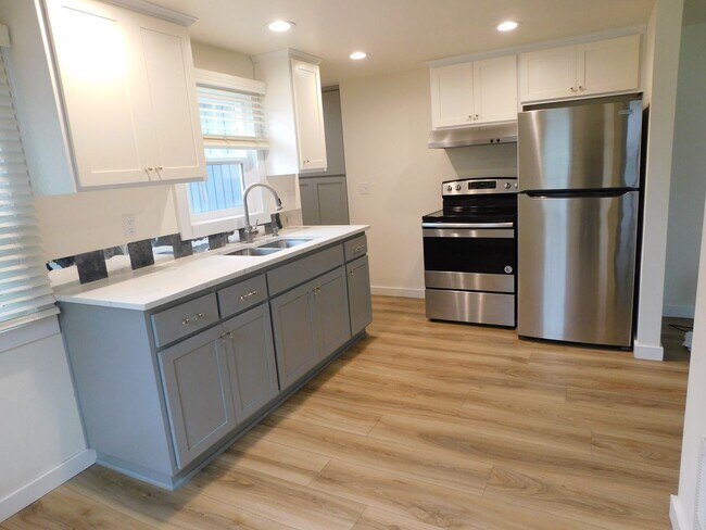 Foto del edificio - Adorable 2 Bedroom 1 Bath Single Story House with a Garage
