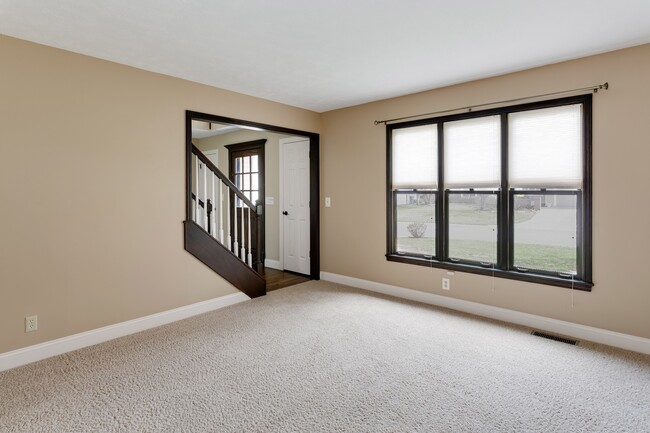 Building Photo - Executive Rental in Lakepoint!