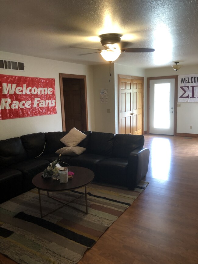 Building Photo - 908 S Washington St