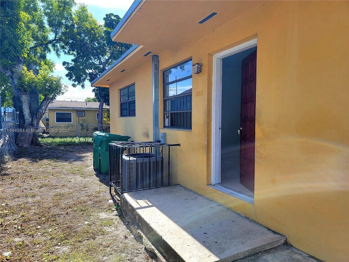Foto del edificio - 1028 NW 26th St