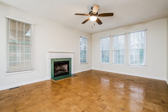 Building Photo - 813 Hanska Way