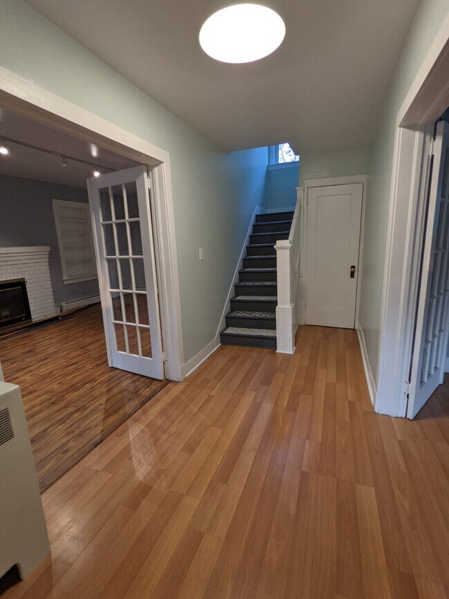 Entrance - 618 King St