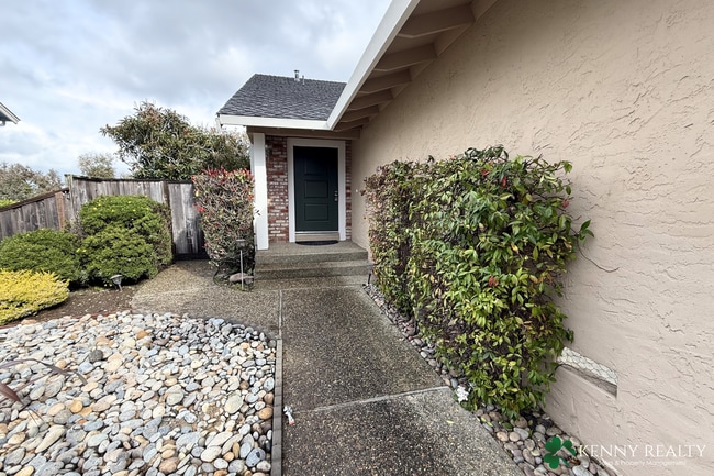 Building Photo - Remodeled 2BR/2.5BA Duplex with 2-Car Garage in San Mateo