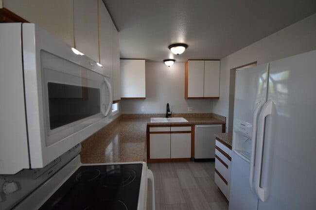 Foto del edificio - Elegant 4-Bedroom Corner-Lot Home